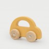 Voiture en bois jaune